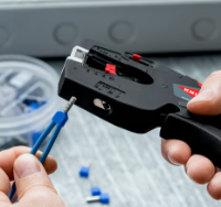 Εικόνα της Πολυεργαλείο ηλεκτρολόγων,πρεσάρισμα σε μονές μύτες ακροχιτωνίων Knipex